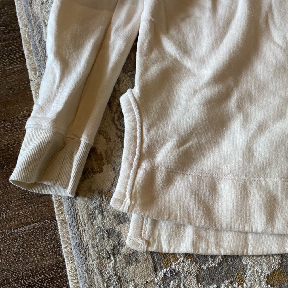 Universal thread sweatshirt - Picture 2 of 3